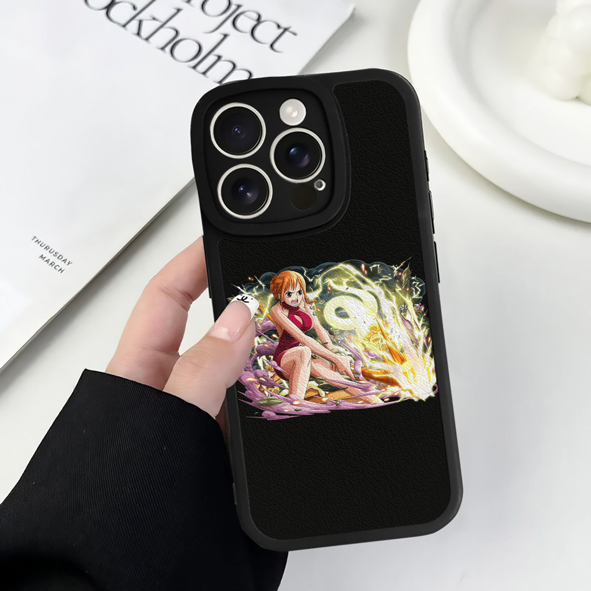 （画像用） ワンピース ナミ ONE PIECE Nami 【iPhone 16シリーズ対応】シリコンスマホケース（レザー調） 材質：シリコン